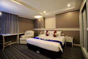 Postel nebo postele na pokoji v ubytování โรงแรมวีวิช V Wish Hotel