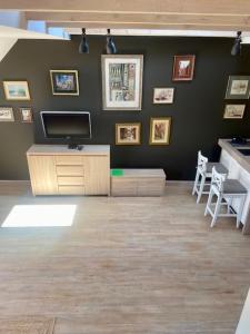 Televízia a/alebo spoločenská miestnosť v ubytovaní Apartament