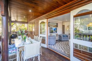 Χώρος καθιστικού στο Osprey Cottage - Knysna Lagoon