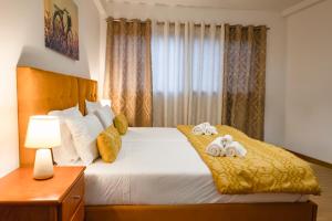 una camera da letto con un letto e asciugamani di Maria Benta House a Ribeira Grande