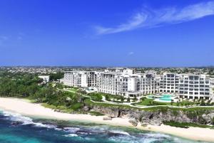 Wyndham Grand Barbados Sam Lords Castle All Inclusive Resort في سانت فيليب: اطلالة جوية لمنتجع على الشاطئ