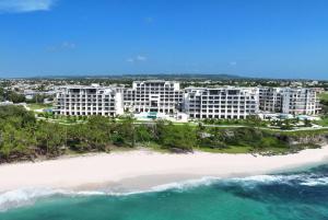 Wyndham Grand Barbados Sam Lords Castle All Inclusive Resort في سانت فيليب: اطلالة جوية على منتجع على شاطئ