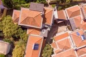 una vista aérea de una fila de casas con techos naranjas en Apartment Mirto 4, en Santa Maria Navarrese