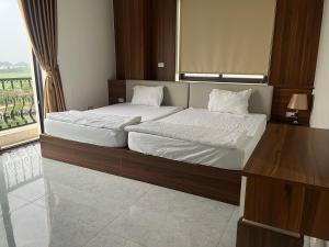 sypialnia z dużym łóżkiem i oknem w obiekcie Hotel Việt Hàn w mieście Việt Yên