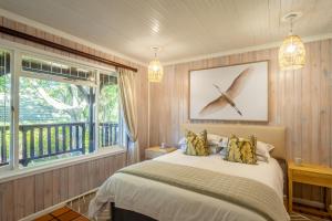 Ένα ή περισσότερα κρεβάτια σε δωμάτιο στο Osprey Cottage - Knysna Lagoon +26 φωτογραφίες