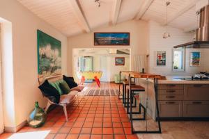 cocina y sala de estar con sofá y mesa en ILE DE RE - Villa Foulquier en Rivedoux-Plage