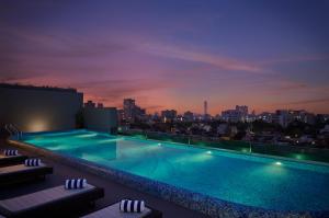 Bazén v ubytování Hyatt Centric Ballygunge Kolkata nebo v jeho okolí