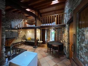 cocina y sala de estar con techo de madera en Casa Rural O Vilar, en Mera de arriba