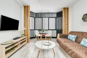 una sala de estar con un sofá y una mesa en Home2Book Cozy Escape near Las Canteras Beach, en Las Palmas de Gran Canaria