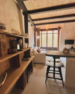 Domaine du tertre ychot في دول-دي-بروتاني: مطبخ وغرفة معيشة مع طاولة وأريكة