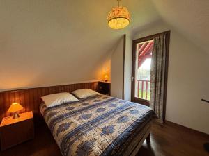 Cama o camas de una habitación en Gîte Haut-Bocage-Maillet, 3 pièces, 4 personnes - FR-1-489-71