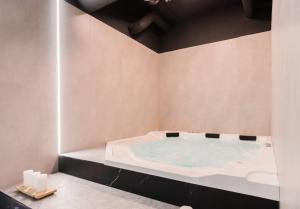 łazienka z dużą wanną w pokoju w obiekcie Jantar Apartamenty- Wyspa Solna w Kołobrzegu