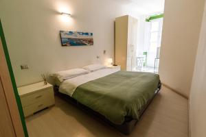 Un dormitorio con una cama y una mesa y una ventana. en Onlyrooms II - Real Old Town, en Cagliari