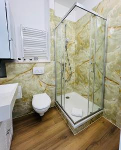 デュースブルクにあるcityprohouse möbliertes wohnenのバスルーム(シャワー、トイレ付)