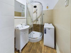 Ένα μπάνιο στο Gdynia Centrum Apartament Abrahama 15 minut pieszo od Plaży Miejskiej by Noclegi Renters