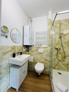 デュースブルクにあるcityprohouse möbliertes wohnenのバスルーム(洗面台、トイレ、シャワー付)
