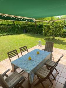 a table and chairs with two oranges on it at Bajo con Jardin y Piscina! in Galizano