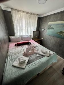 um quarto com uma cama grande com um objecto vermelho em Happy Suite Boutique Hotel em Istambul