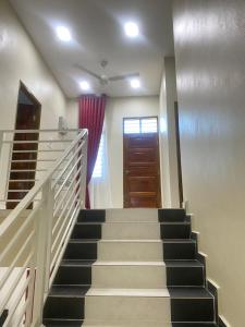 Un escalier mène à une chambre avec porte. dans l'établissement MJ Homestay Kota Bharu, à Kota Bharu