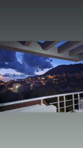 巴爾的住宿－Family apartment-DiLorena，阳台,晚上可欣赏到城市景观