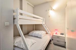 a bedroom with a bunk bed with a ladder at Nenuphars Glvls in Wenduine