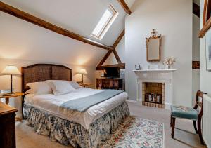 sypialnia z dużym łóżkiem i kominkiem w obiekcie Cottage at Hill Farm w mieście Wichenford