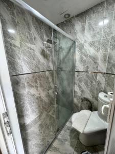 Happy Suite Boutique Hotel في إسطنبول: حمام مع دش ومرحاض
