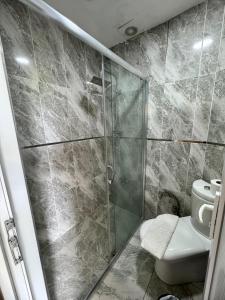 Koupelna v ubytování Happy Suite Boutique Hotel + 37 fotografií