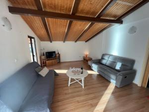 ein Wohnzimmer mit Sofa und Tisch in der Unterkunft SunsetBeach in Grebaštica