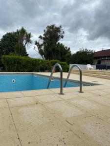 uma piscina com barras de metal ao lado em CASA AUGUSTA HOTEL - QUINTA em Penafiel
