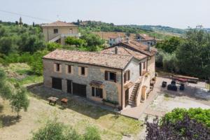 una vista aérea de una casa con patio en Il Cantinoccio B&B en Cerasolo