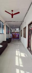 un corridoio vuoto con ventilatore a soffitto in una stanza di Goroomgo The Ram Krishna Palace Ayodhya - Luxury Room a Ayodhya