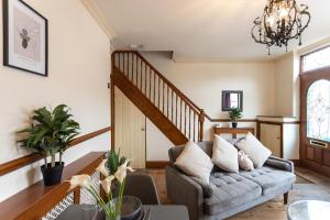 uma sala de estar com um sofá e uma escada em May Disc - Long Stay - Contractors em Bristol