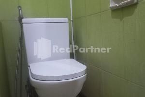 Kopalnica v nastanitvi Hotel Palem 2 Syariah Malang Redpartner