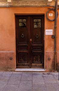un par de puertas de madera en el lateral de un edificio en Onlyrooms II - Real Old Town, en Cagliari