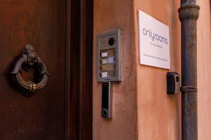 Una puerta con una caja de botellas de vino dentro. en Onlyrooms II - Real Old Town, en Cagliari 41 fotos más