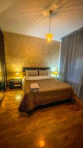 1 dormitorio con 1 cama grande en una habitación en Guest House Isabel Pinto, en Santa Maria di Sala