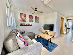 Μια τηλεόραση ή/και κέντρο ψυχαγωγίας στο Stunning apartment with a beautiful pool/lake view