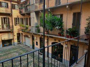 een appartementencomplex met planten op de balkons bij Appartamento Lagrange - Torino Centro in Turijn