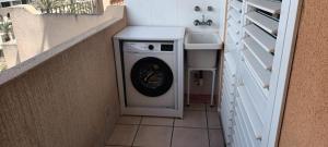 een wasmachine en droger in een wasruimte bij Luxury apartment in central Almerimar with Free Secure Parking in Almerimar