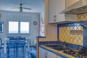 O bucătărie sau chicinetă la Appartamenti Giudecca - by Vacation Service