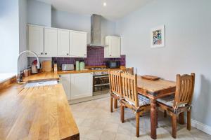 una cucina con tavolo in legno e sedie in legno di Host & Stay - Wild Springs a Wetherby