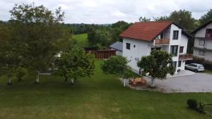 uma vista aérea de uma casa com um quintal em House Turkalj em Grabovac