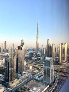 una vista aerea di una città con edifici alti di Fabulous Burj View by Smart Apt a Dubai