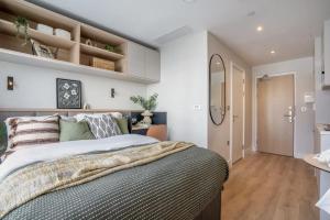 ein Schlafzimmer mit einem großen Bett und einem Flur in der Unterkunft En-suite room in London