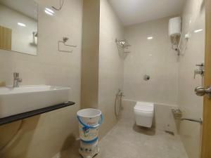 een badkamer met een wastafel en een toilet bij HOTEL NEW YoRK in Naroda