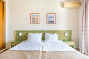 Giường trong phòng chung tại Apartamentos Turisticos Alagoa Praia +12 ảnh