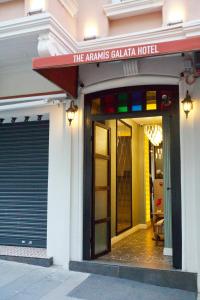 een winkel voor een gebouw met een rode luifel bij The Aramis Galata Hotel in Istanbul