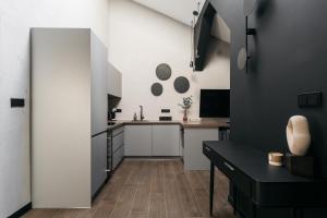 Zimmer mit einer Küche mit einem Schreibtisch und einem Tisch in der Unterkunft Main Square Apartments by LoftAffair in Krakau