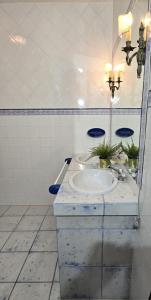 La salle de bains est pourvue d'un lavabo et de deux miroirs. dans l'établissement Casa Alameda El Paso, à El Paso